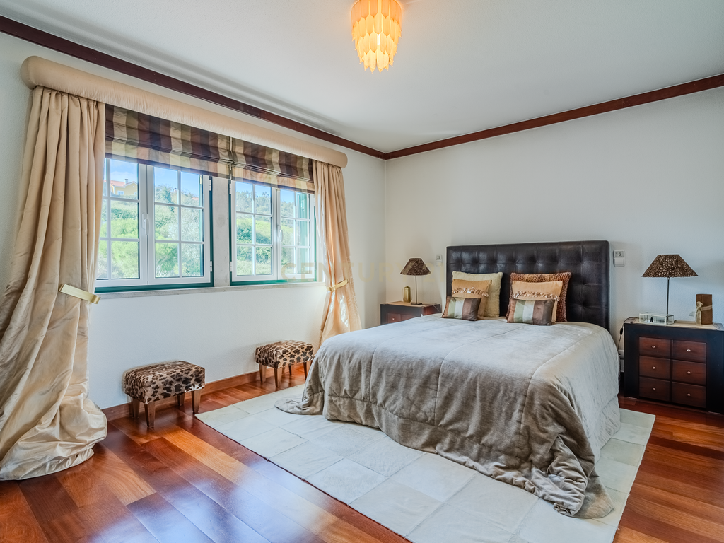 Luxuosa Moradia Isolada com jardim Privado na Venda do Pinheiro - Image 24